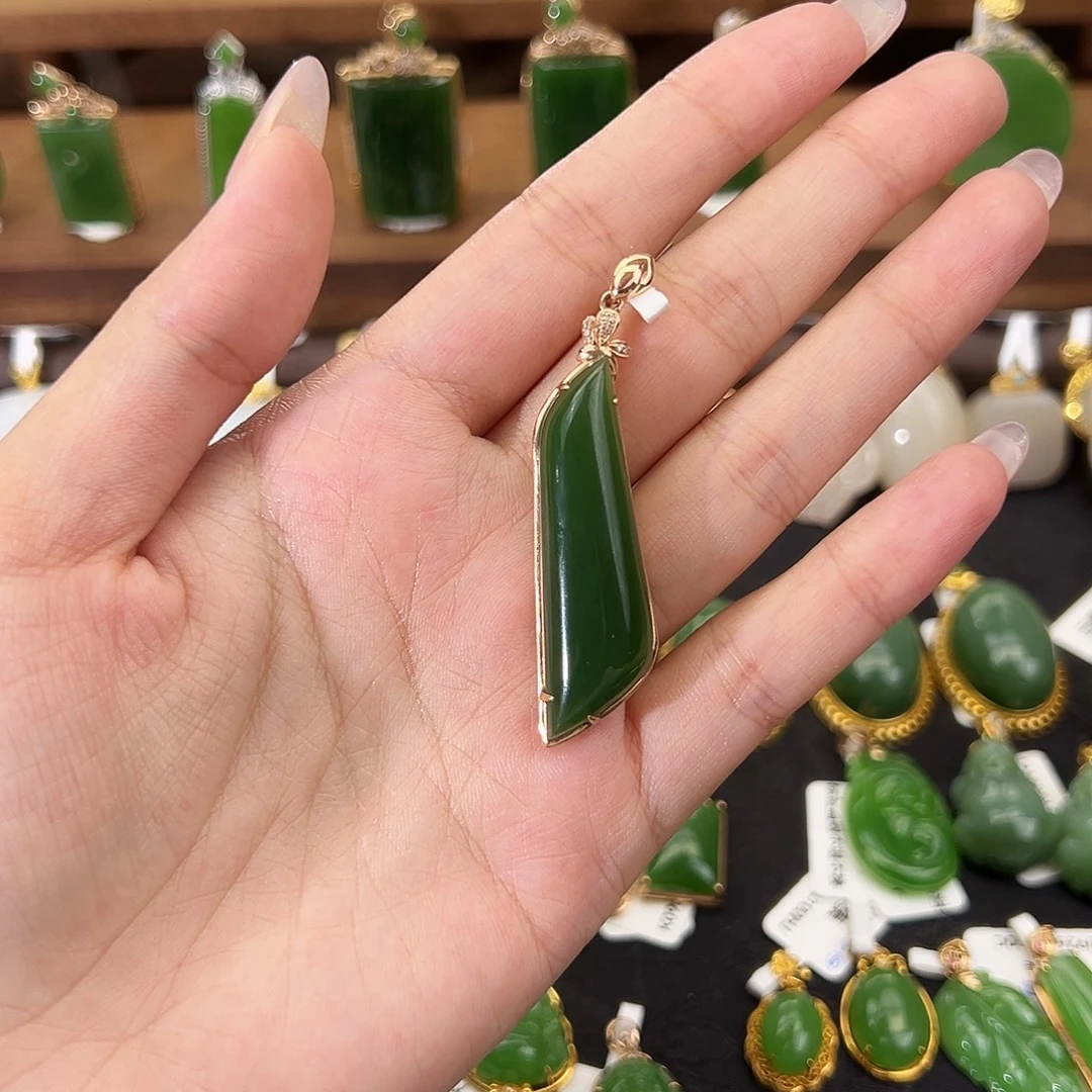 和田玉18K金镶嵌吊坠(不含链)老坑菠菜绿随形42mm