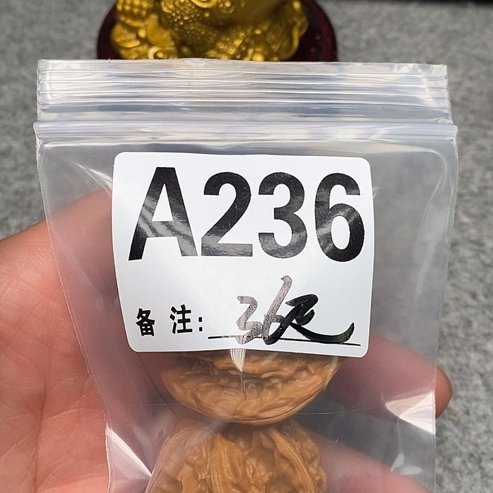 文玩核桃吊坠三棱