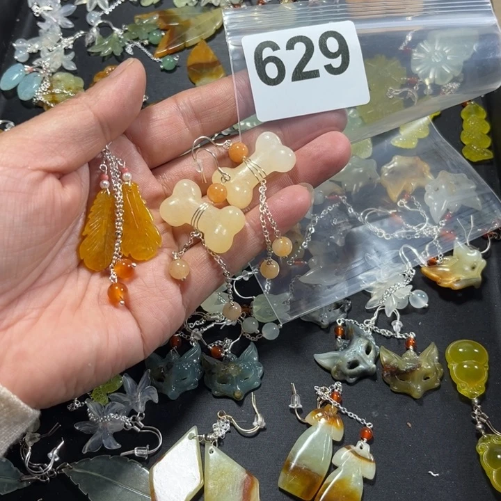 蛇纹石玉耳饰未镶嵌Y****?