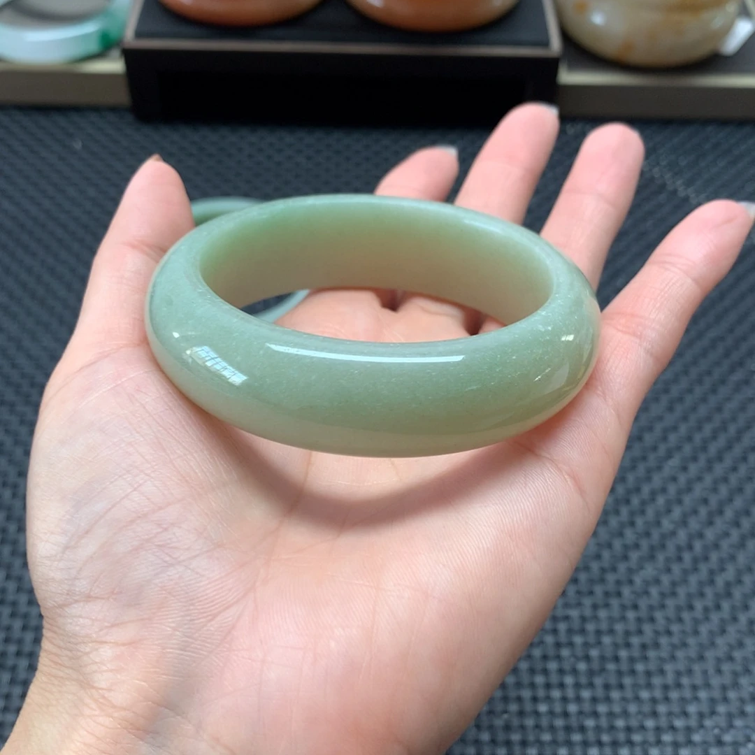 珍***妮石英岩玉未镶嵌手镯