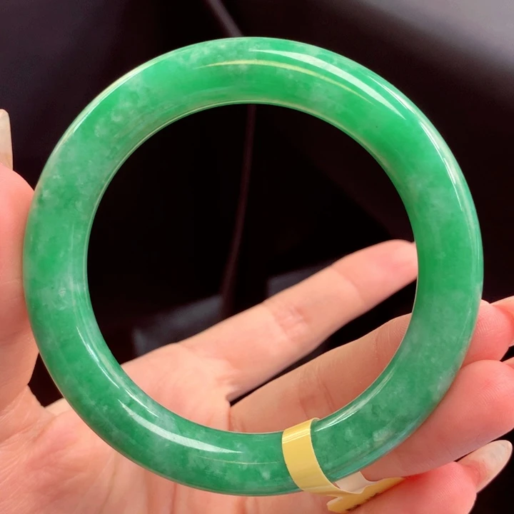 翡翠手镯未镶嵌翡翠