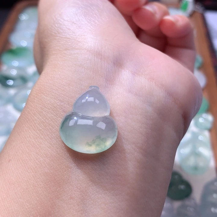 颈饰未镶嵌翡翠冰种飘花葫芦