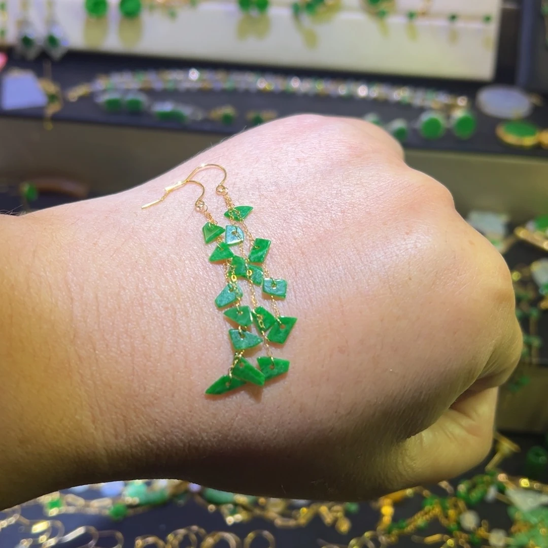 颈饰18K金镶嵌翡翠耳钩