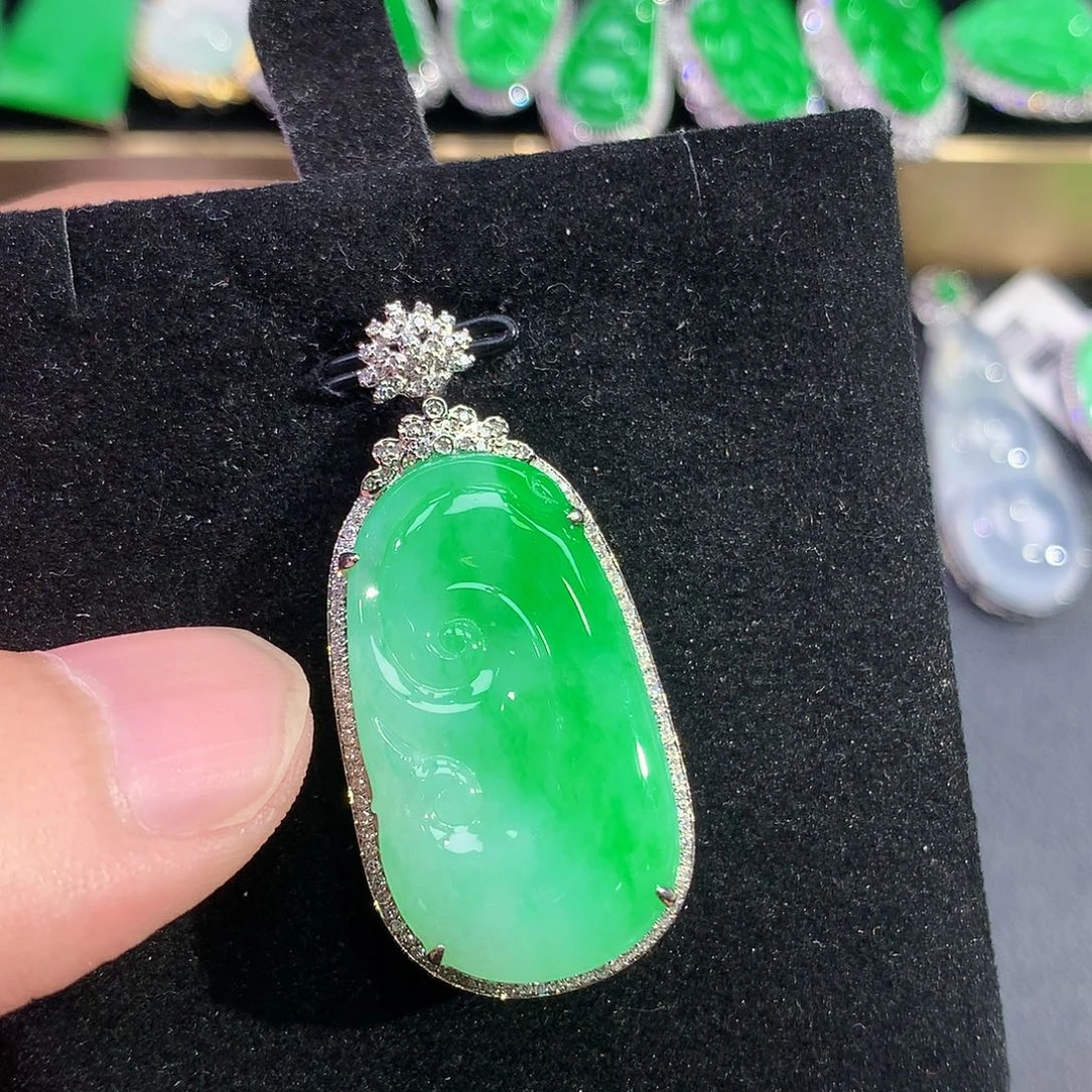 翡翠18K金镶嵌颈饰