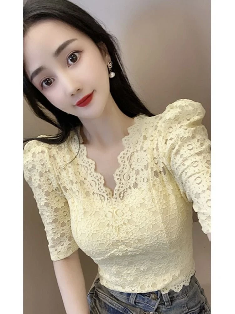 夏季短款2025法式v领泡泡短袖时尚蕾丝衬衫女辣妹纯欲花朵上衣潮