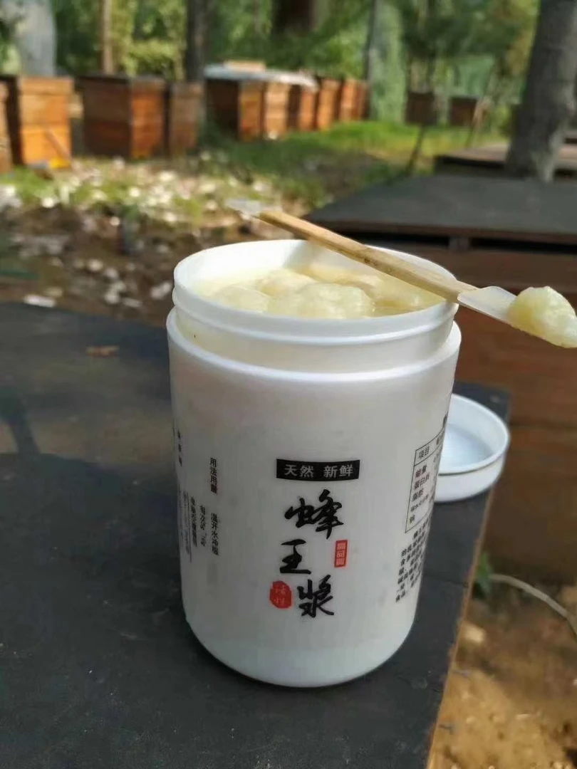 农家自产自销蜂王浆手工挖浆