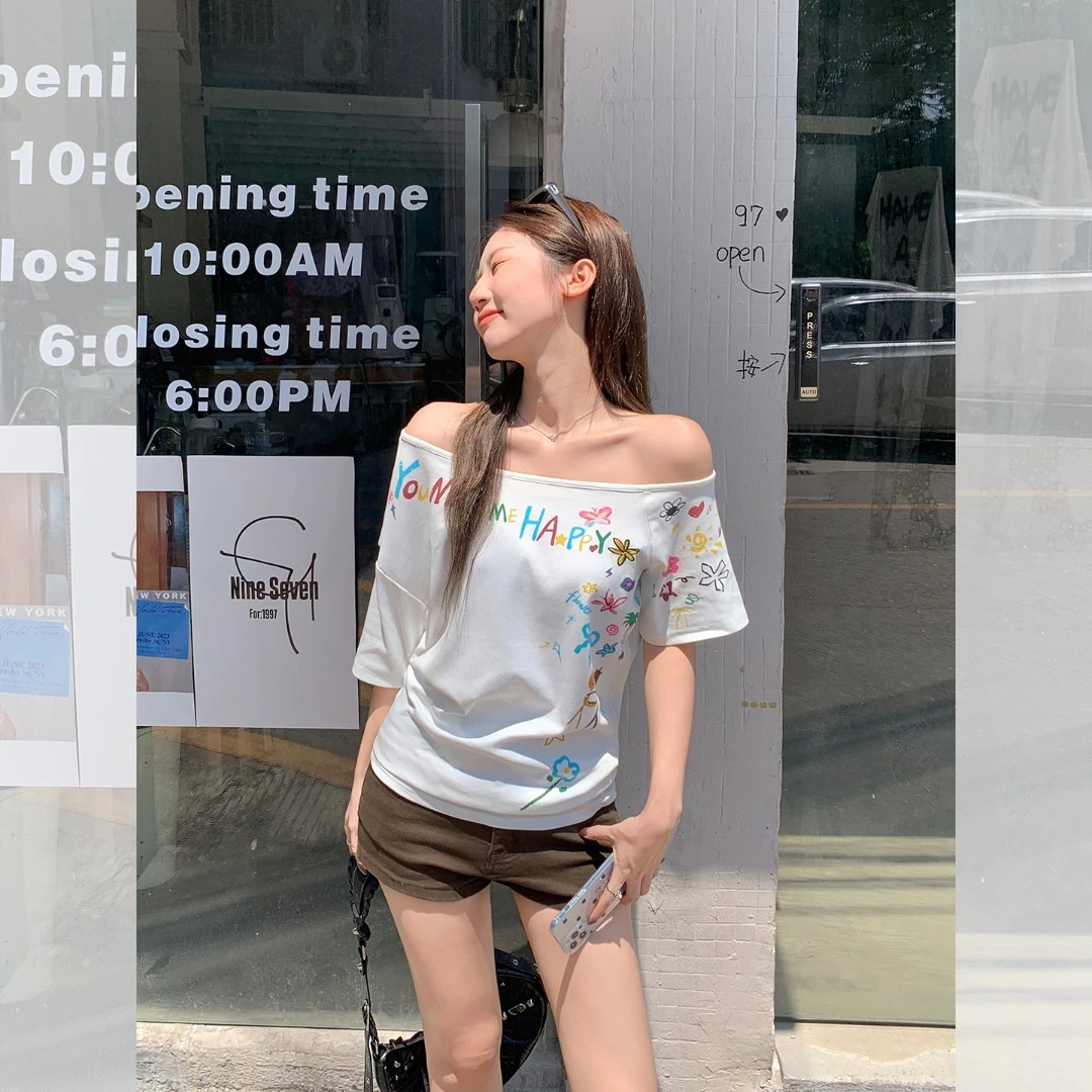白色印花斜肩短袖T恤女夏季新款甜辣露肩宽松显瘦慵懒感上衣