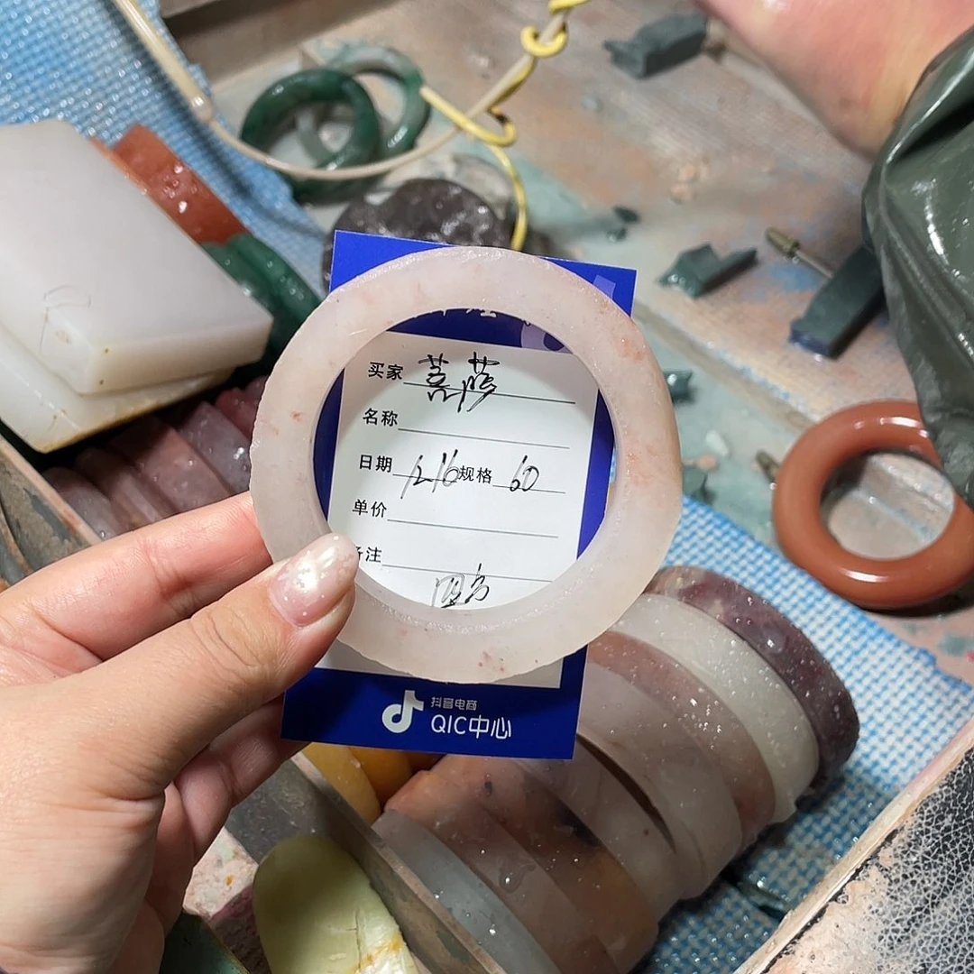 菩***⁹石英质玉未镶嵌手镯定制加工