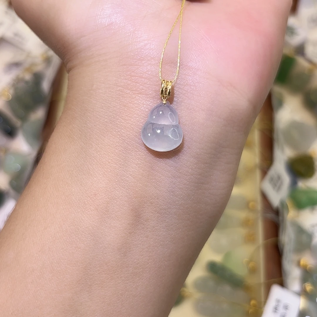 翡翠18K金镶嵌颈饰葫芦