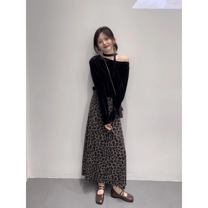 2025秋季新款韩系设计感挂脖露肩长袖丝绒上衣女百搭豹纹半身裙子