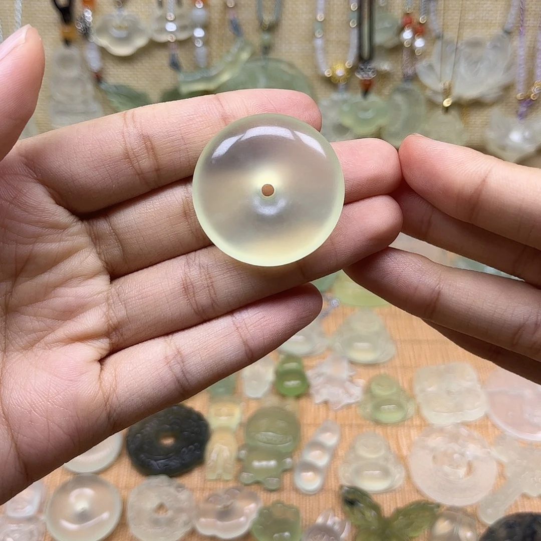 甜***橘岫玉未镶嵌颈饰吊坠