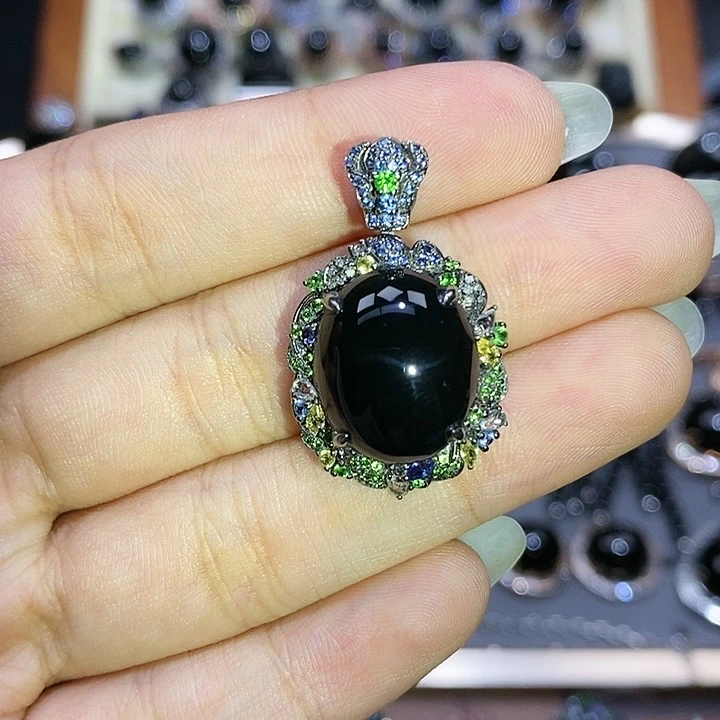 颈饰18K金镶嵌翡翠