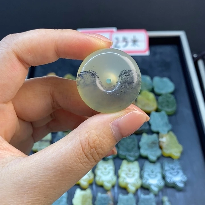 岫玉未镶嵌颈饰平安扣