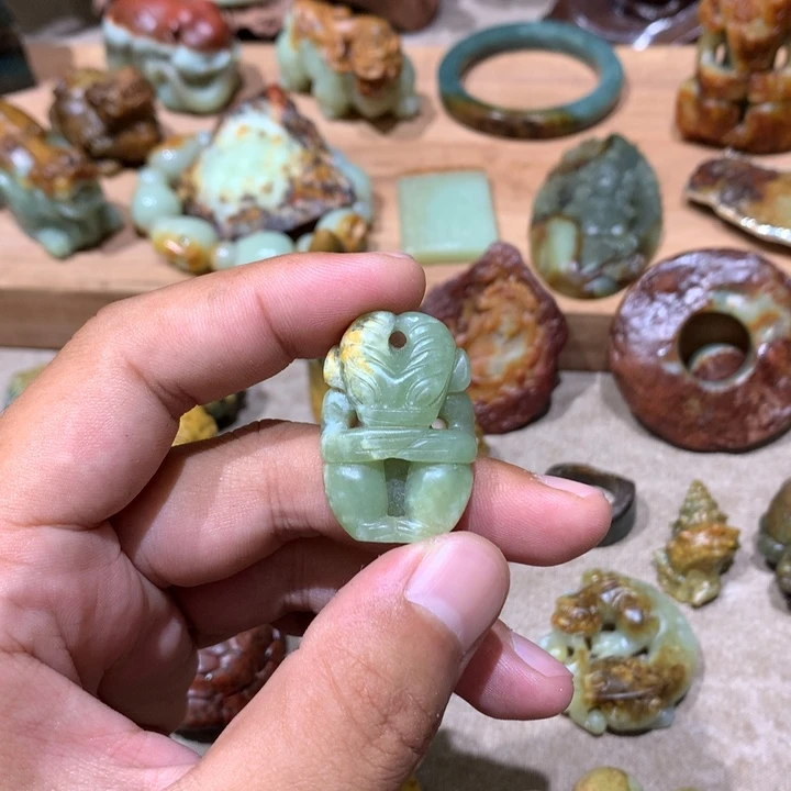 未镶嵌岫岩河磨玉（透闪石质玉）挂件