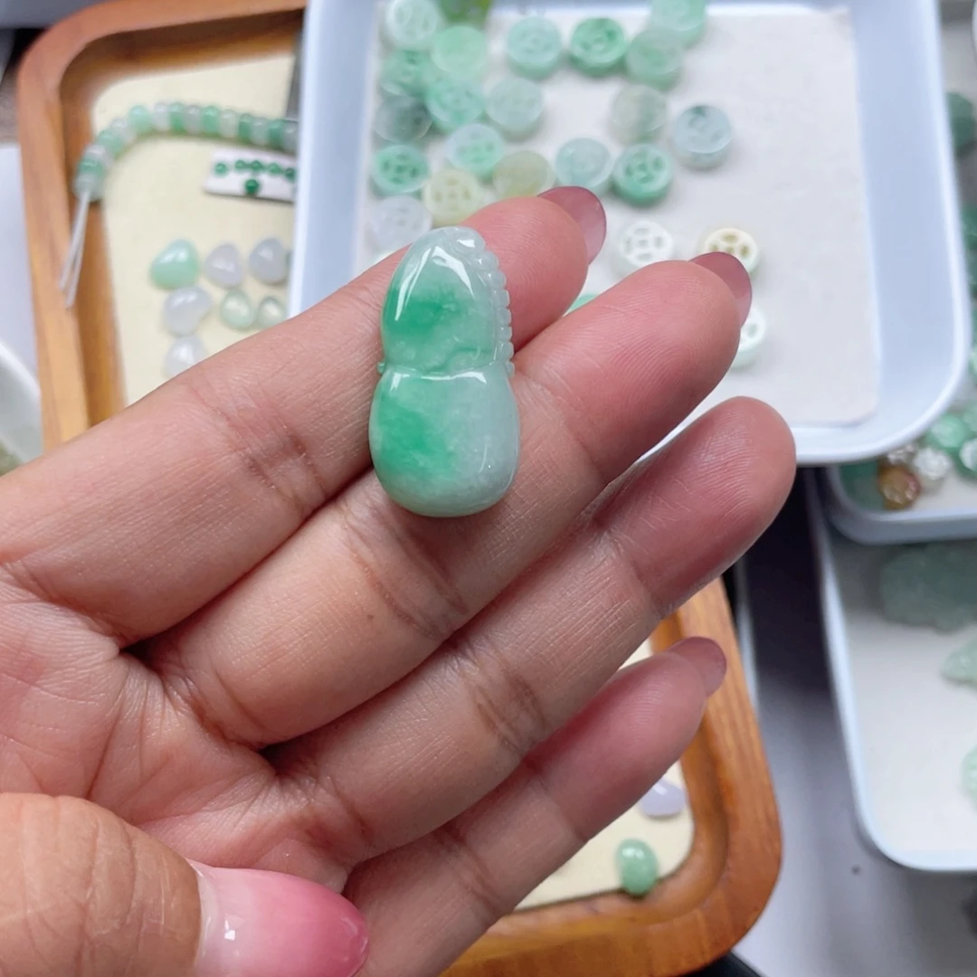 翡翠未镶嵌颈饰67886789