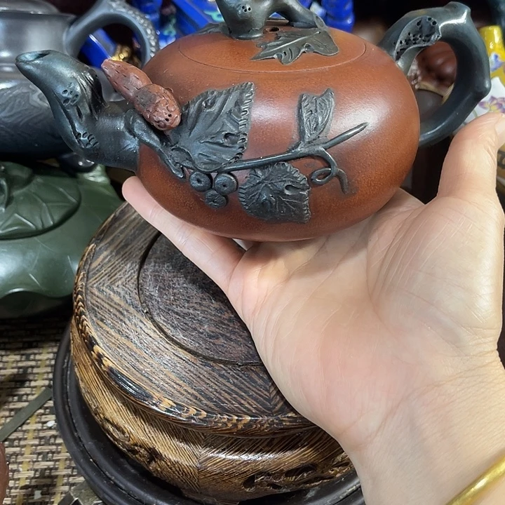 茶壶紫砂原矿泥料手工制作的一把紫砂茶壶。