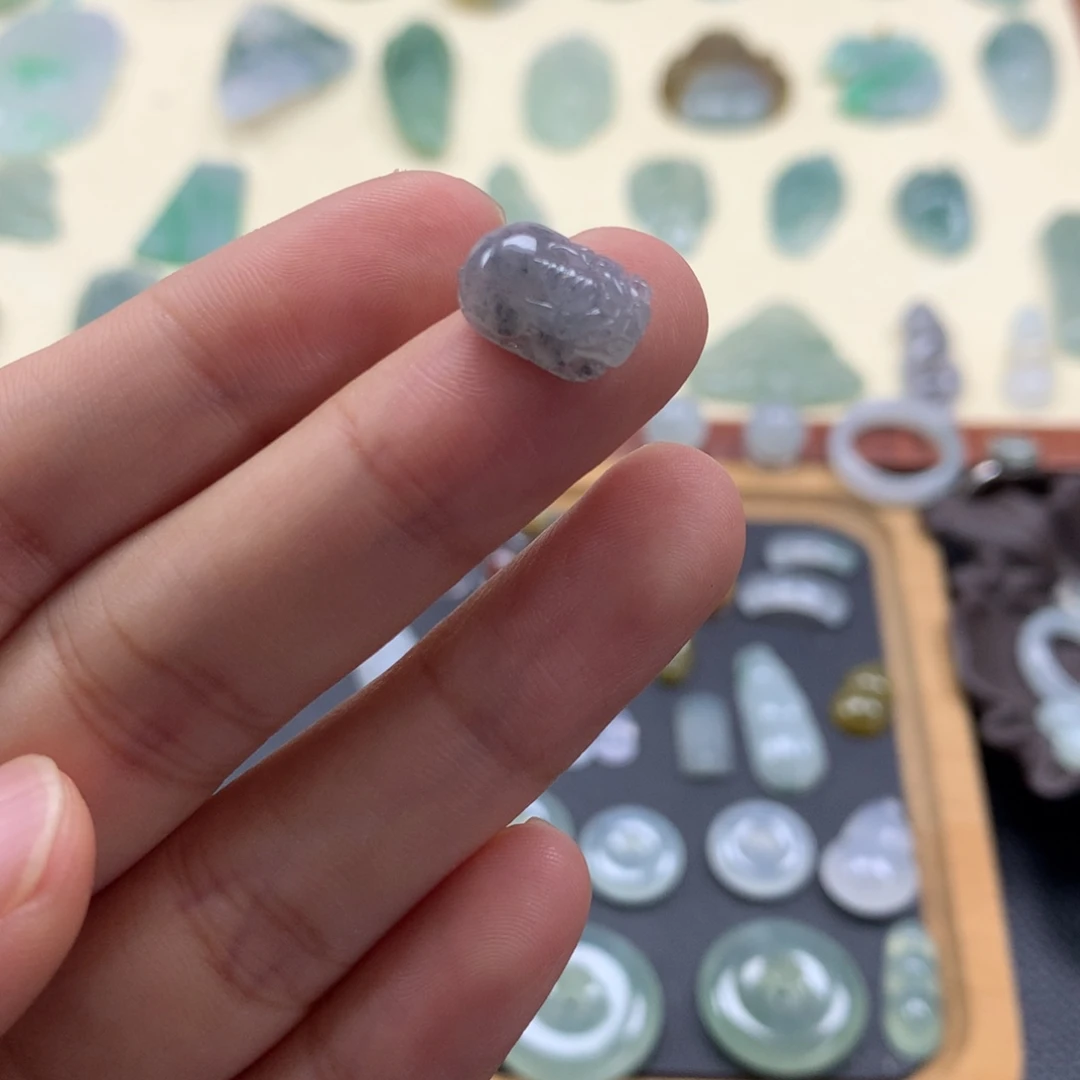 翡翠未镶嵌颈饰貔貅