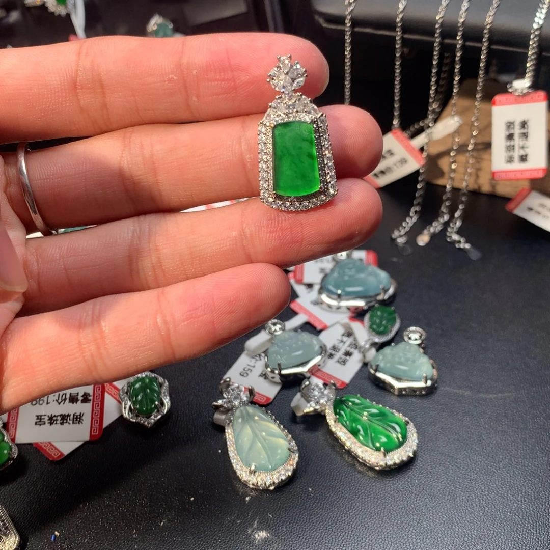 吊坠(不含链)未镶嵌翡翠