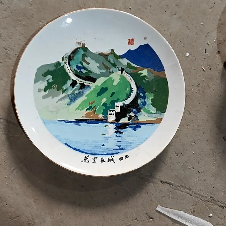瓷片盘子碗茶壶啥都有