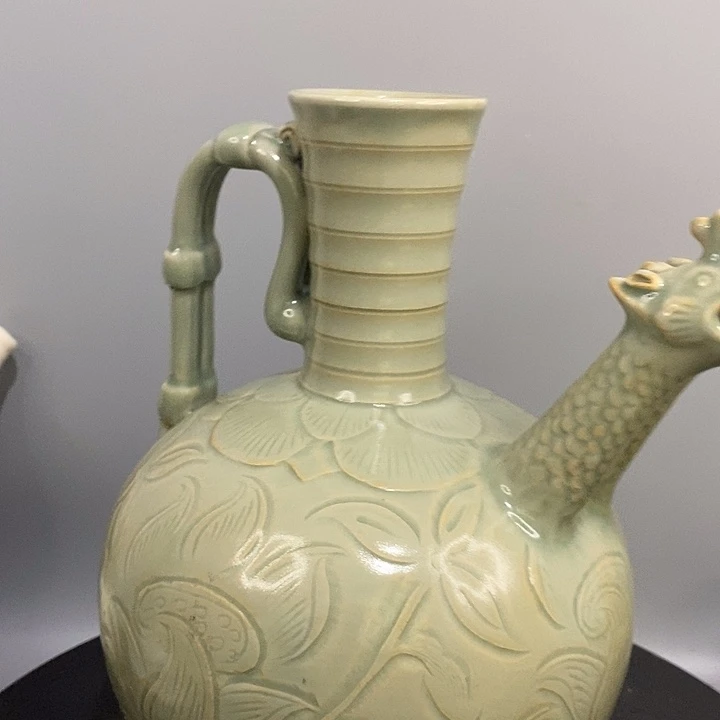 越窑双凤瓶造型精美