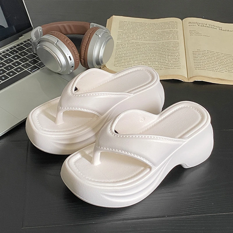 2025新款夹脚人字拖鞋女防滑EVA厚底时尚坡跟增高沙滩凉拖夏外穿