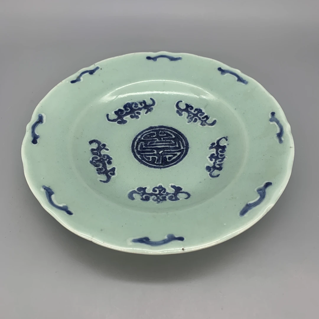 52512063*清中期豆青釉五福捧寿纹盘/瓷器五/江苏省文物总店/Y