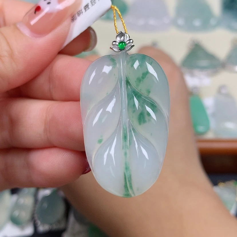 【闪购商品】翡翠18K金镶嵌颈饰叶子