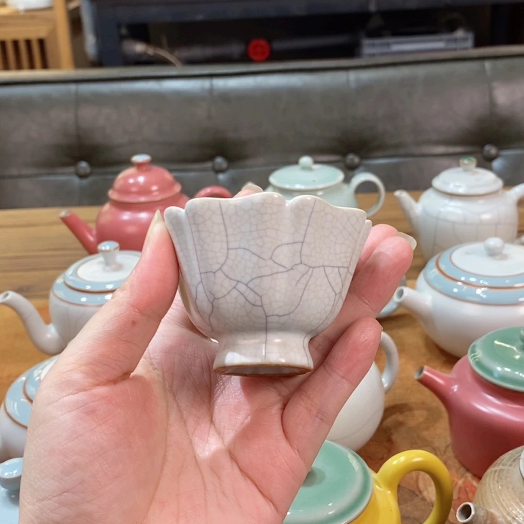 朱砂胎月白传世哥窑 金丝铁线 花口杯