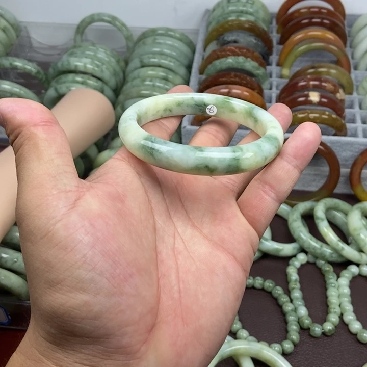 蛇纹石玉手镯未镶嵌小***?