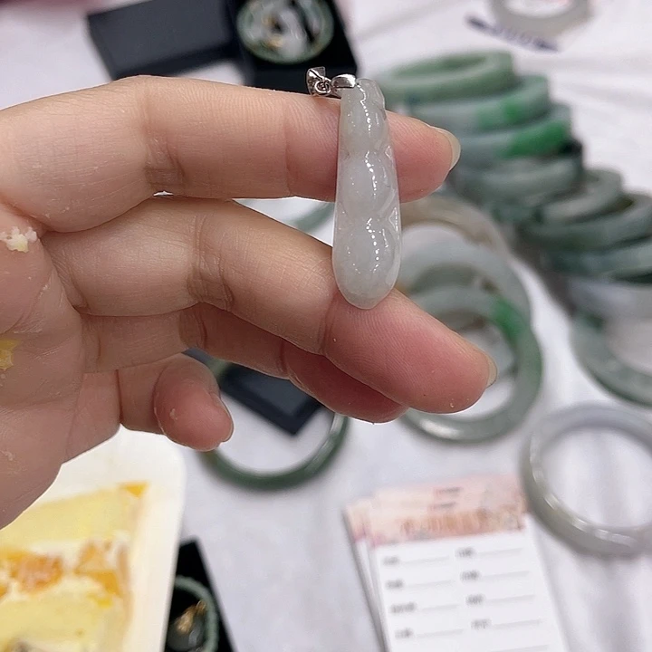 翡翠未镶嵌颈饰豆子