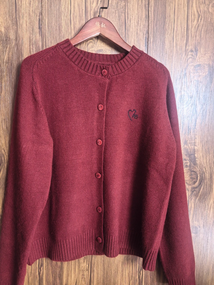 棉叙布衣分享红色刺绣爱心包扣羊毛开衫