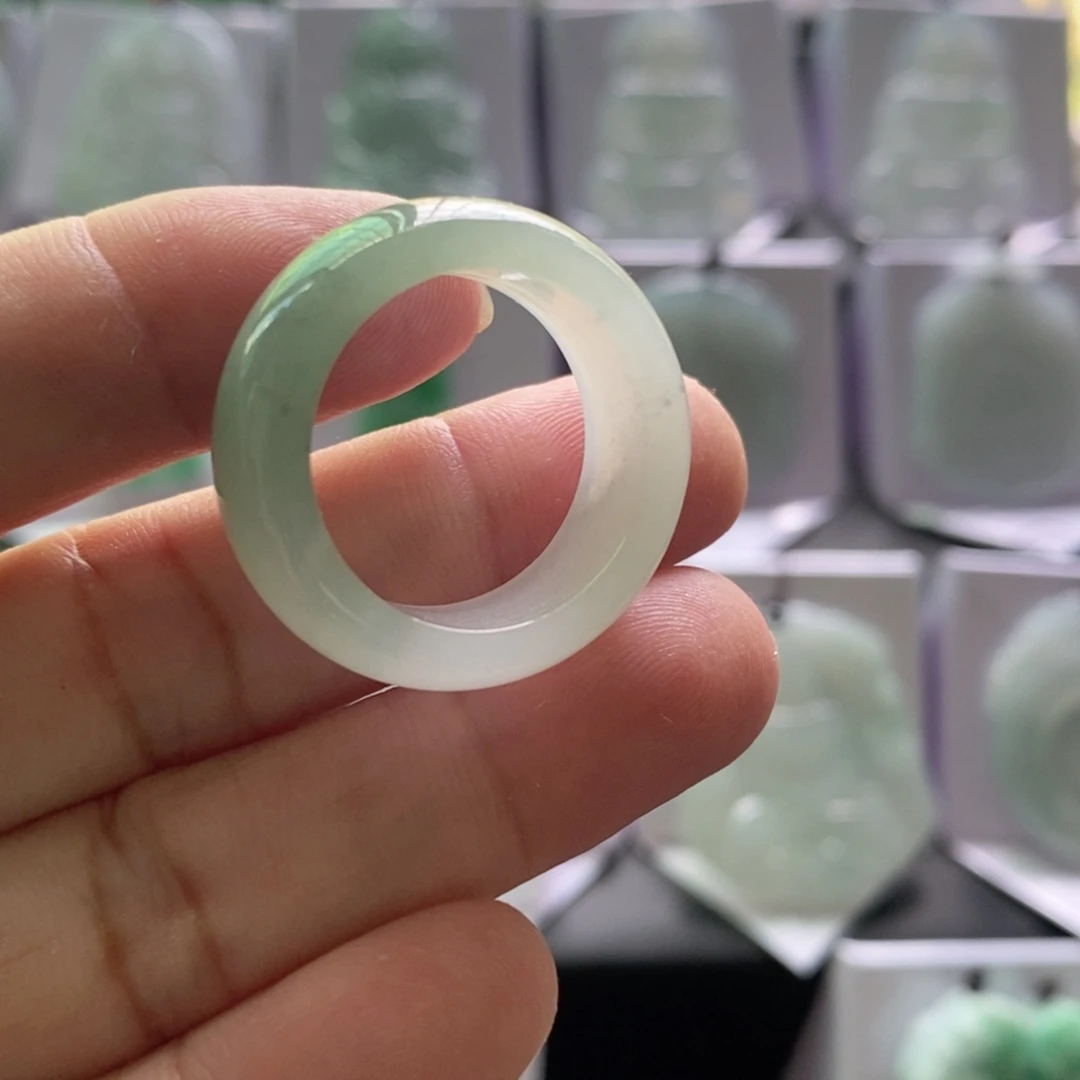 颈饰未镶嵌翡翠戒指