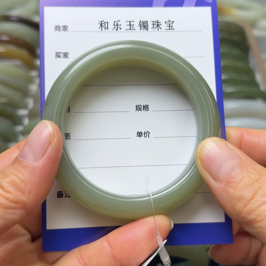 和田玉手镯未镶嵌花**?