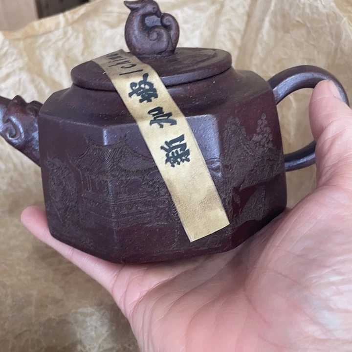 紫砂茶壶矿泥料手工制作的一把紫砂壶。