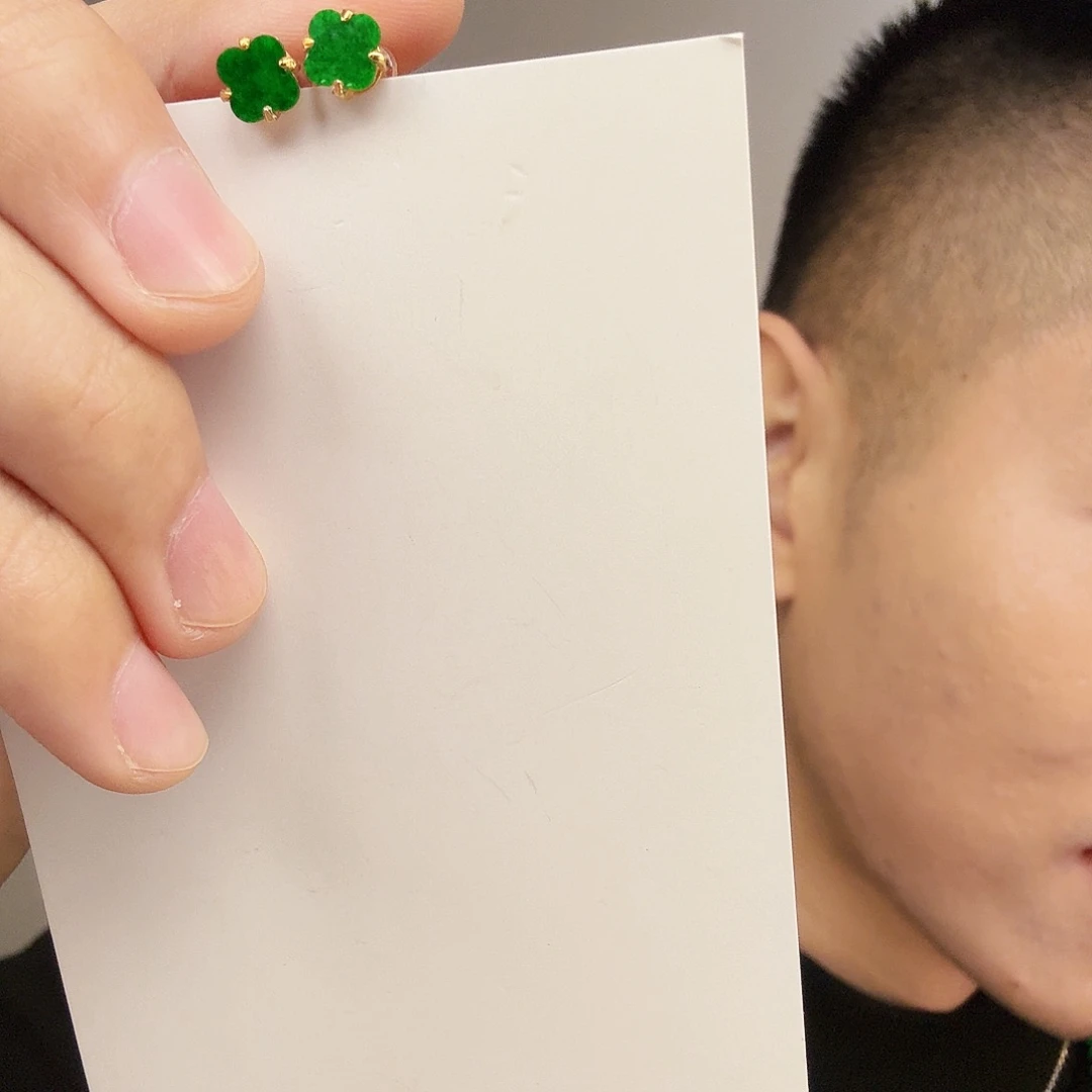 翡翠未镶嵌颈饰一对