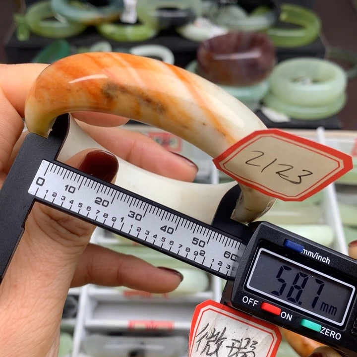 晓***燕蛇纹石玉未镶嵌手镯2123