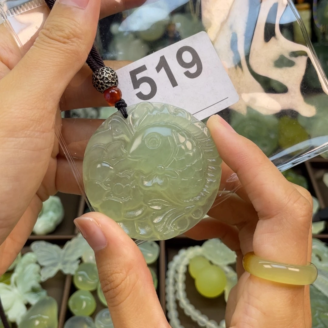 蛇纹石玉未镶嵌颈饰瑕疵款