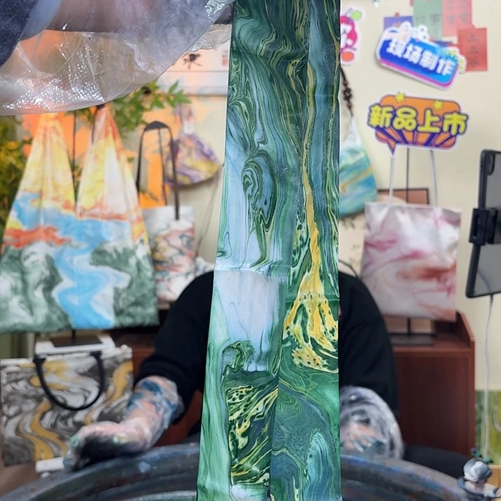 蝎****铁合金皮质青竹丝巾