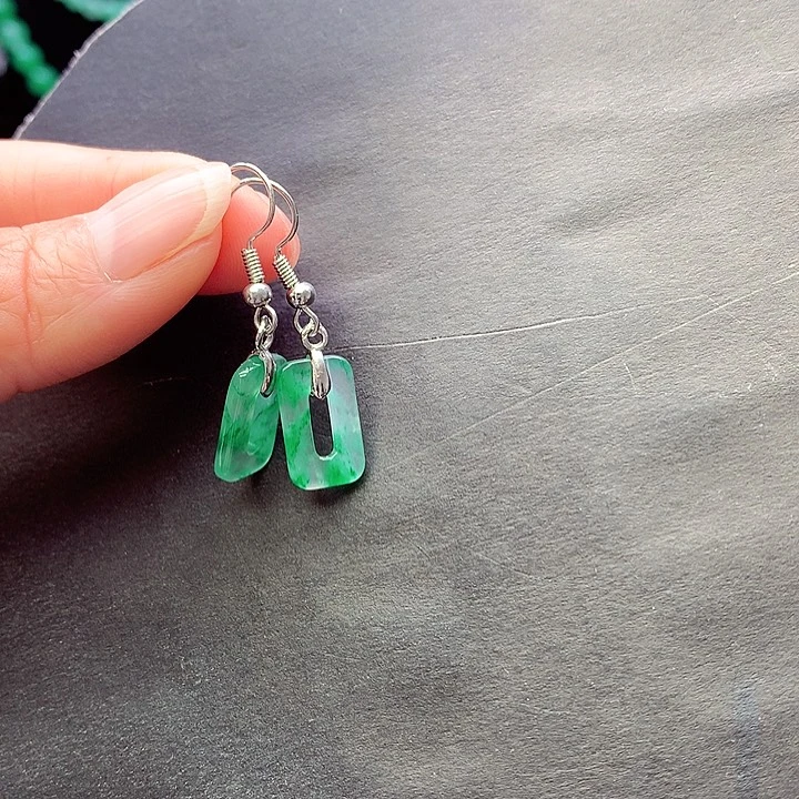 未镶嵌石英质玉耳坠