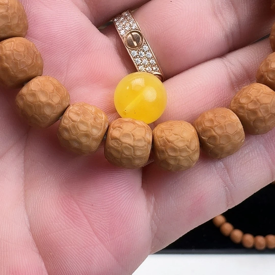 猴头核桃吊坠黄珠子