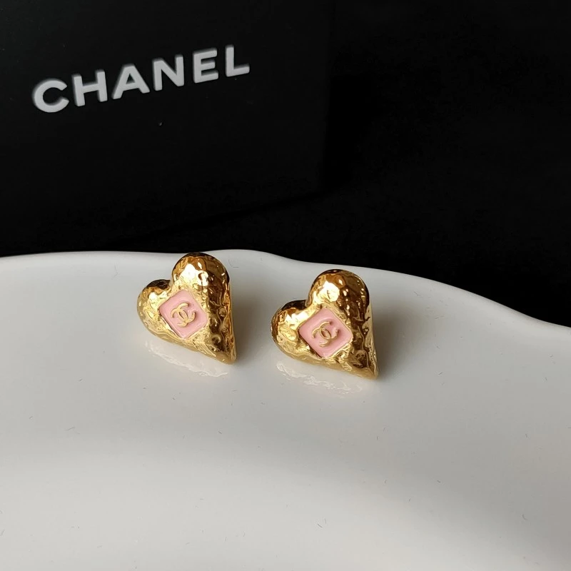 95新 Chanel/香奈儿 23K金色熔岩粉珐琅双C爱心耳钉 51171