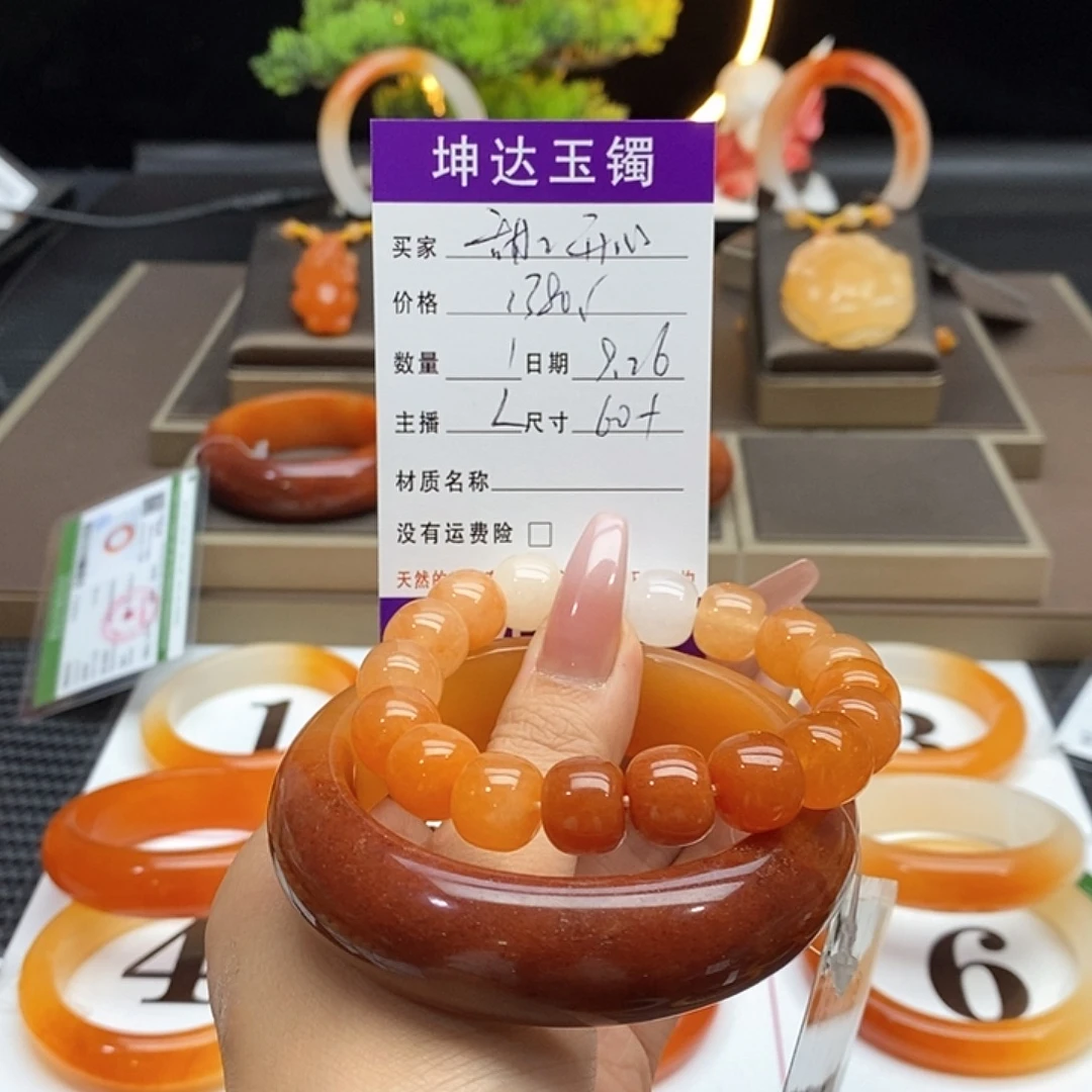 甜***心石英质玉（黄龙玉）未镶嵌手镯
