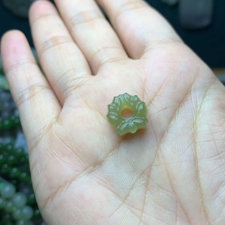颈饰未镶嵌和田玉（糖玉）