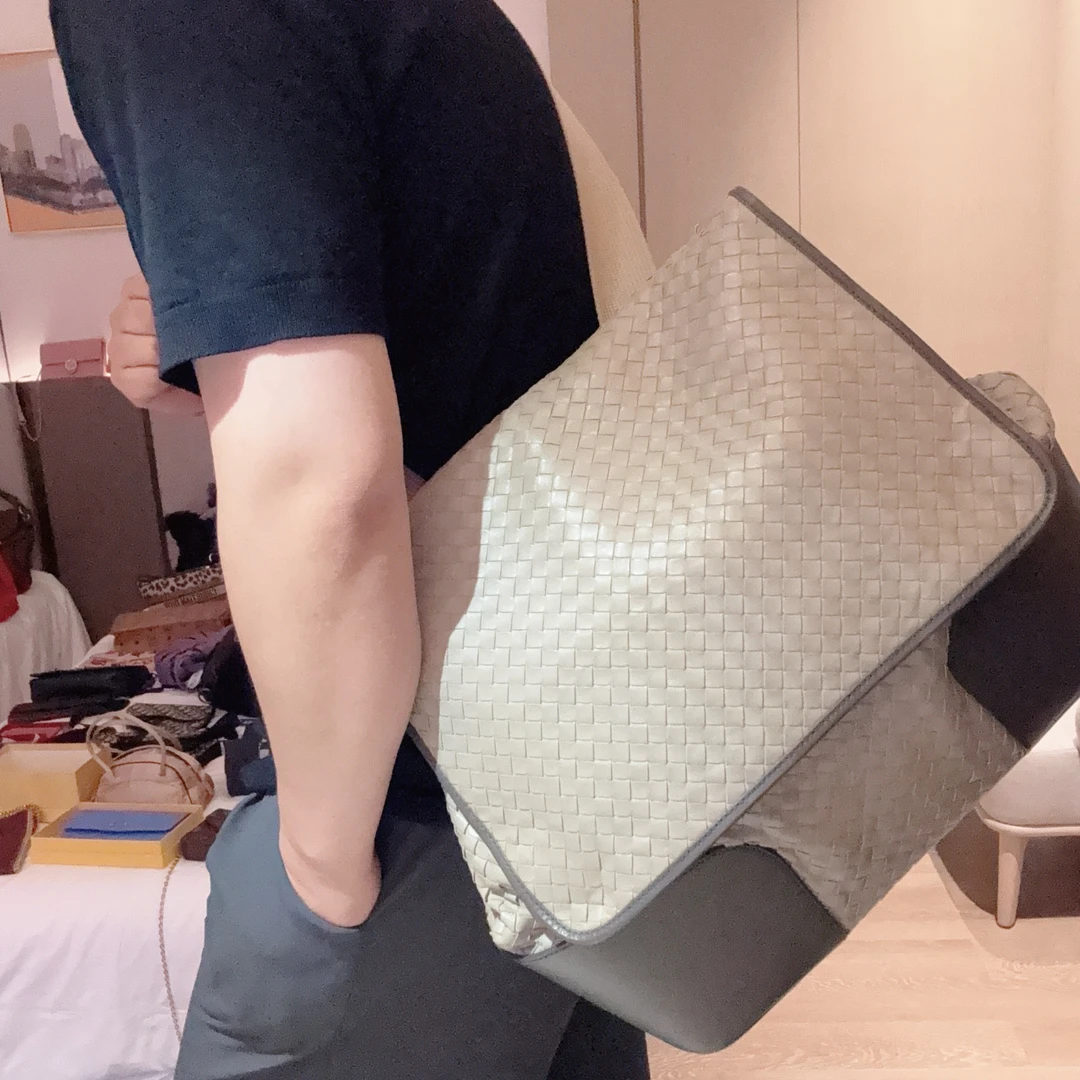 95新 BOTTEGA VENETA/葆蝶家 【冰】编织灰色斜挎包