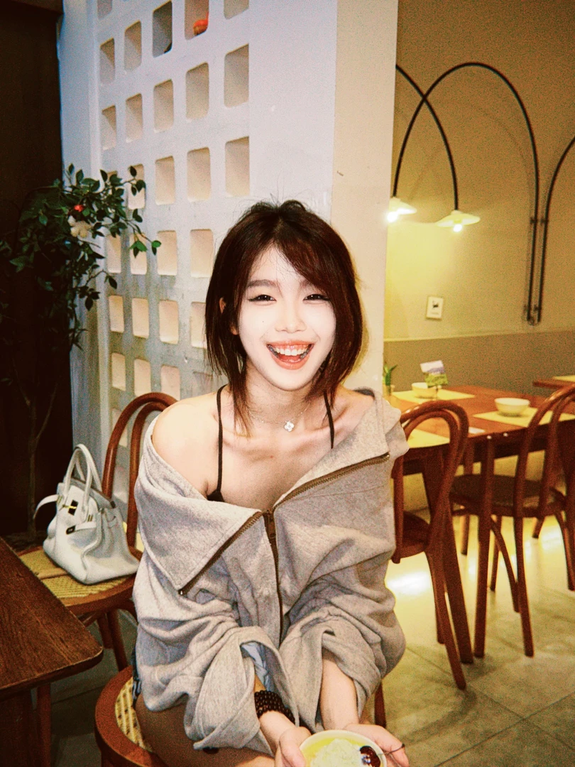 尹千金J【摩卡絮语】纸片人收腰连帽宽松高级显瘦休闲女上衣W257286