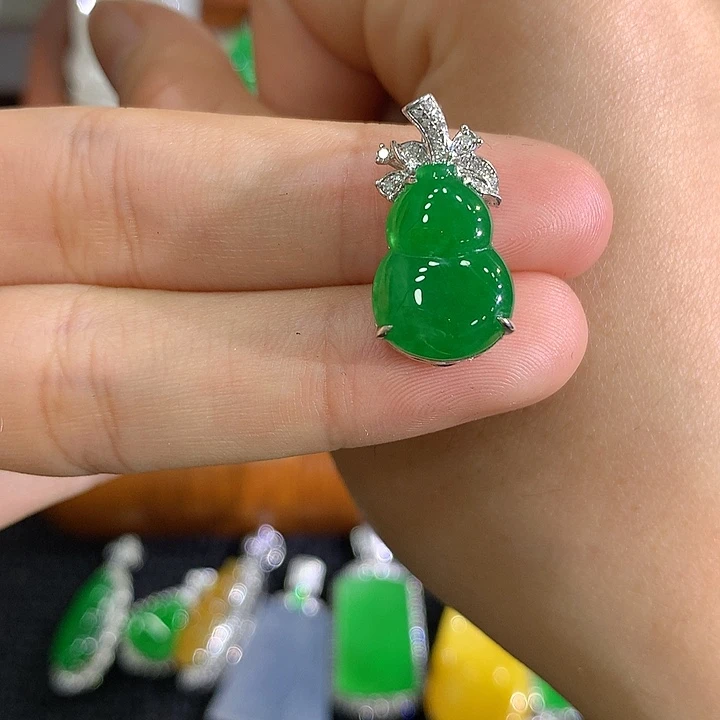 翡翠18K金镶嵌颈饰葫芦