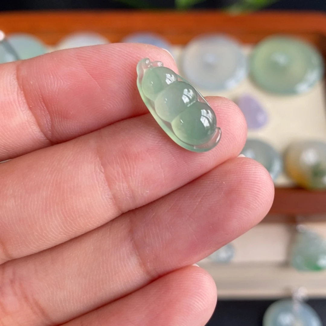 翡翠未镶嵌颈饰晴底福豆