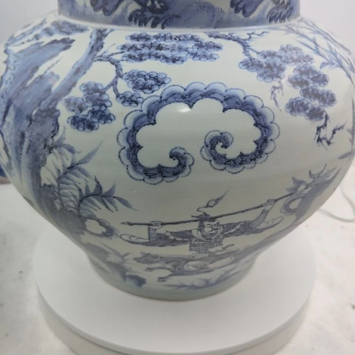 与***袍其他青花人物大罐一件