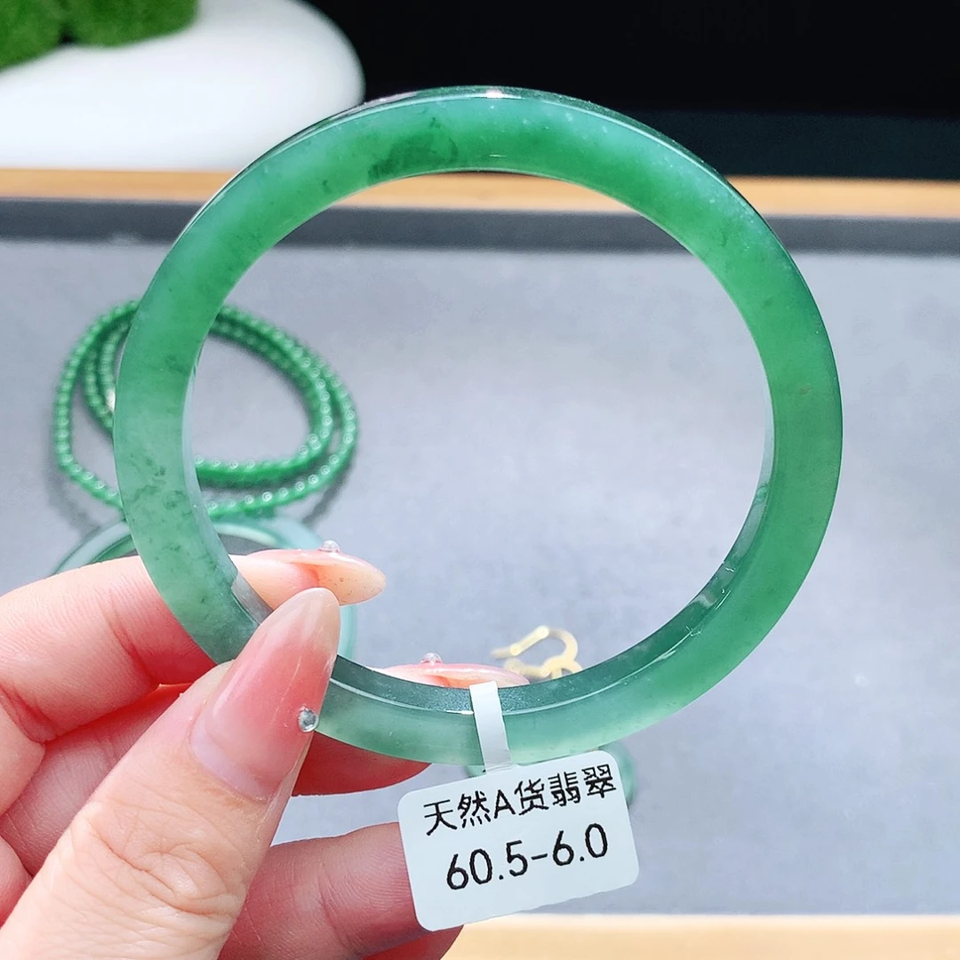 未镶嵌手镯（圆镯）翡翠