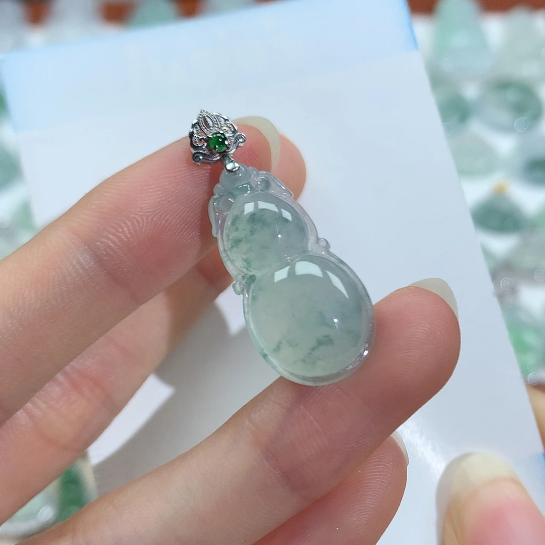 翡翠18K金镶嵌颈饰葫芦